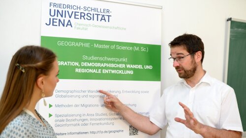 Studentin im Gespräch mit Professor Sebastian Henn