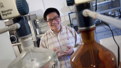 Ein chinesischer Doktorand in einem chemischen Labor der Universität Jena.