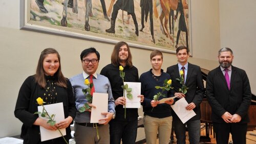 Absolventen der Geowissenschaften der Universität Jena erhalten feierlich ihre Zeugnisse.