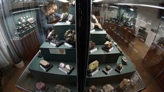 Blick in einen Ausstellungsraum der Mineralogischen Sammlung der Universität Jena.