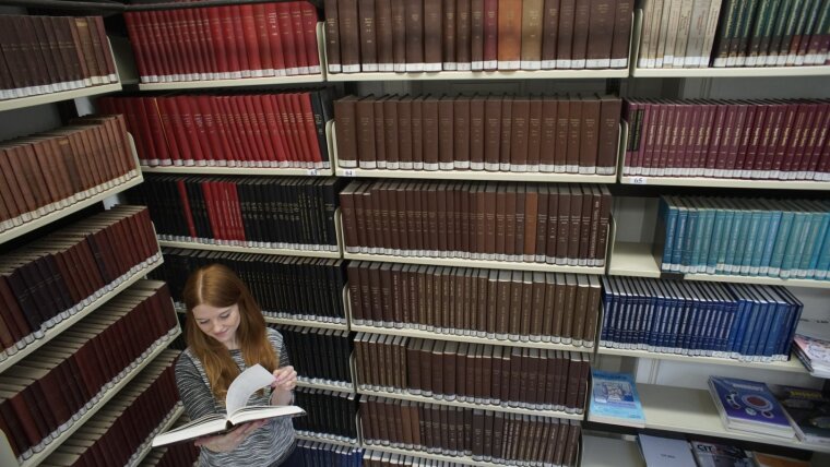 A student in the Chemistry Library (symbolic image)