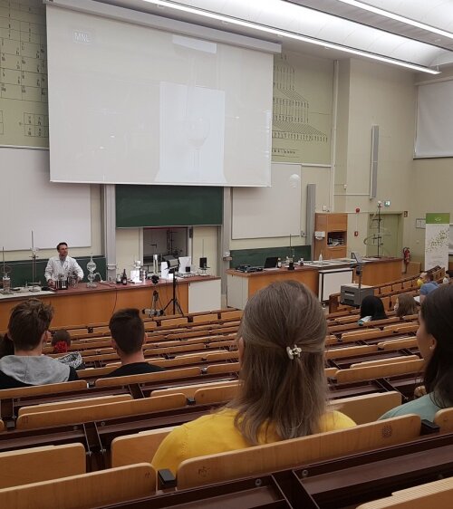 Experimentalvorlesung Chemie im Döbereiner-Hörsaal zum Hochschulinformationstag 2022
