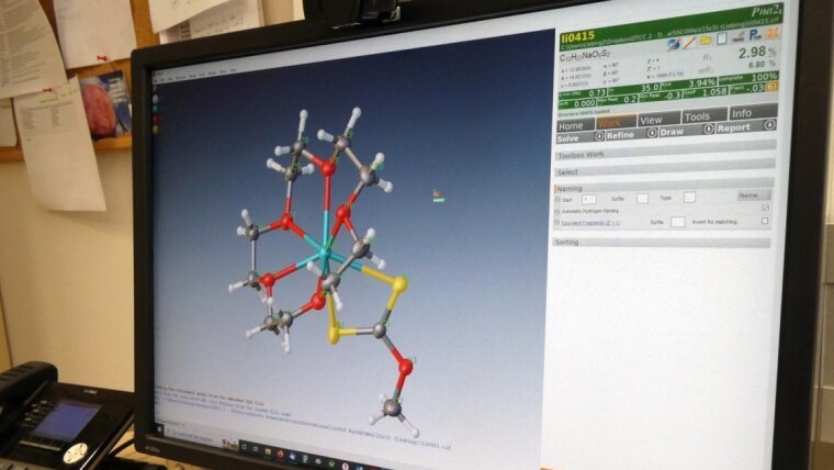 Ein Bildschirm mit der Einkristall-Software Olex2