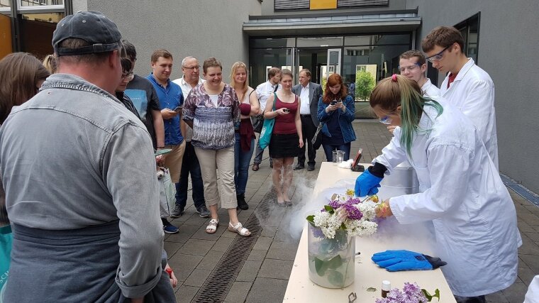 Hochschulinfotag Chemie 2017: Grillen und Stickstoffeis im Innenhof IAAC