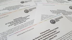 Deckblätter verschiedener Studien- und Prüfungsordnungen