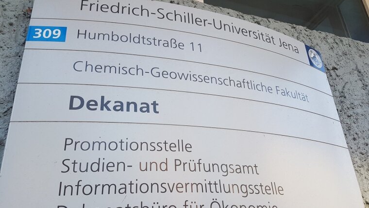 Entrance sign of the Dean's Office of the Faculty of Chemistry and Geosciences