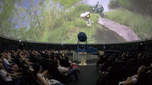 Immersives Filmerlebnis im Planetarium Jena mit dem Film "Karl und Karla im Mikroversum"