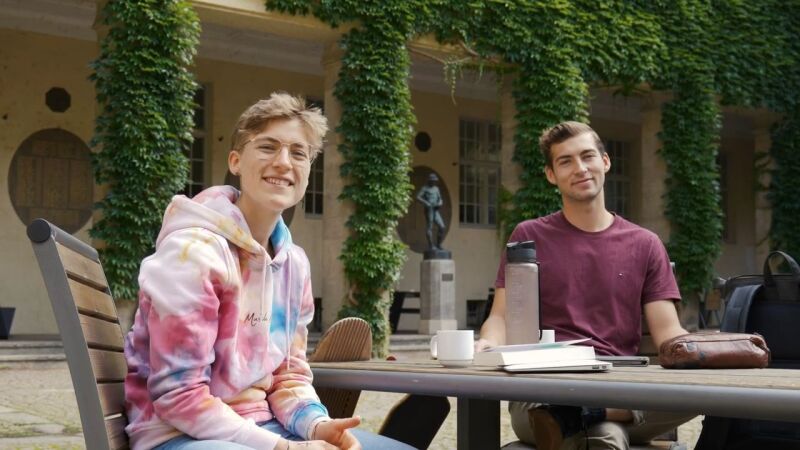 placeholder image — Excerpt from the video "We show you how nice it is to study at the University of Jena."