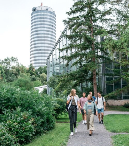 Studierende im Botanischen Garten