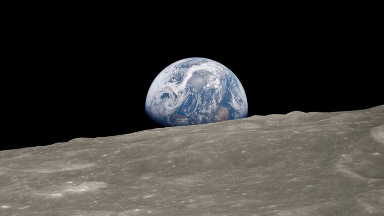 Earthrise: Die Erde über dem Mondhorizont, aufgenommen während des Fluges von Apollo 8