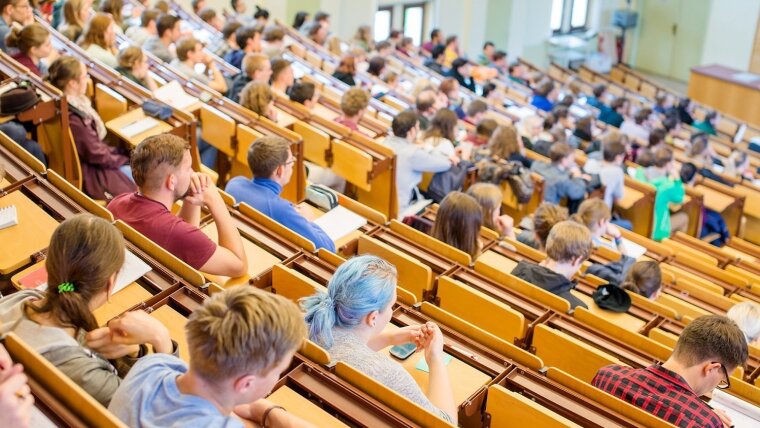 Students are sitting in the Döbereiner lecture hall.