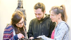 Studenten beim durcharbeiten des Flyers