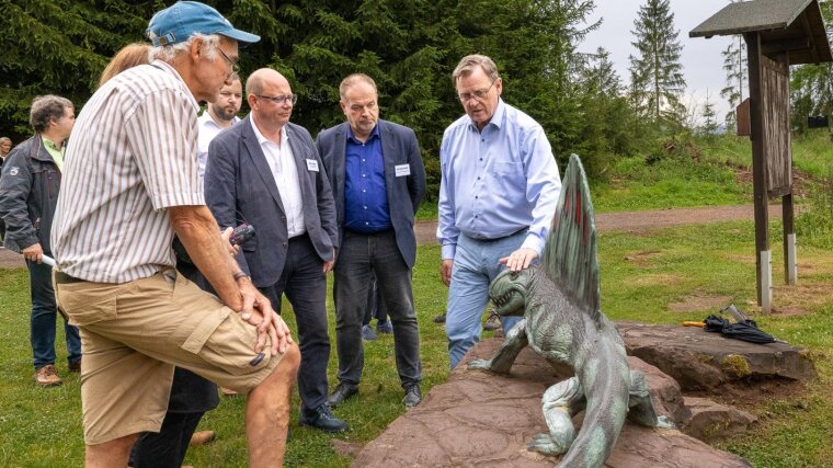 Bodo Ramelow mit Bürgermeistern der umliegenden Gemeinden und Vertretern der thüringischen Staatskanzlei besuchte am 27.6.24 die Ausgrabung am Bromacker