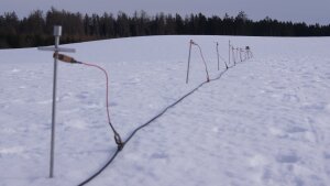 Alte Geoelektrik aufgebaut im Schnee