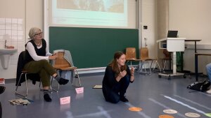 Prof. Dr. Mirka Dickel und Johanna Lehmann während des Workshops