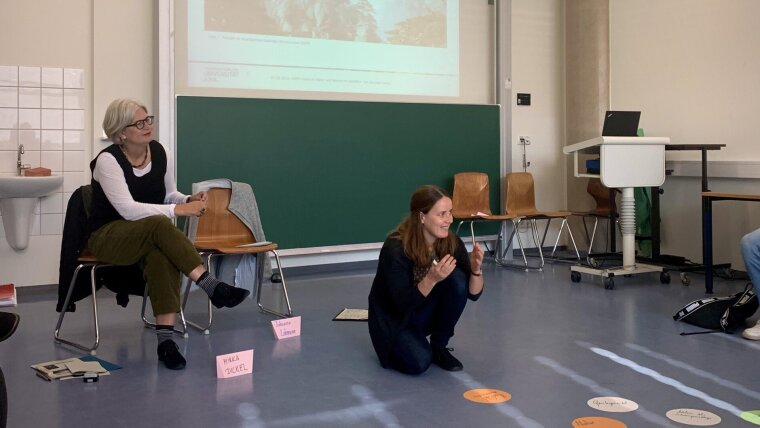 Prof. Dr. Mirka Dickel und Johanna Lehmann während des Workshops