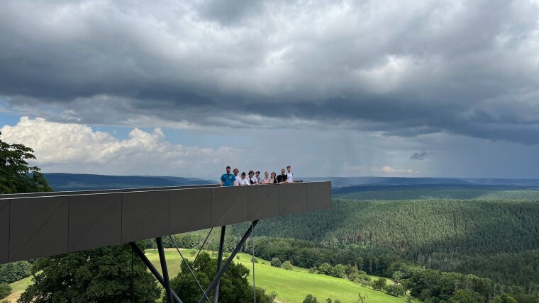 Teamfoto auf dem "Steg der Wünsche" (Leuchtenburg)