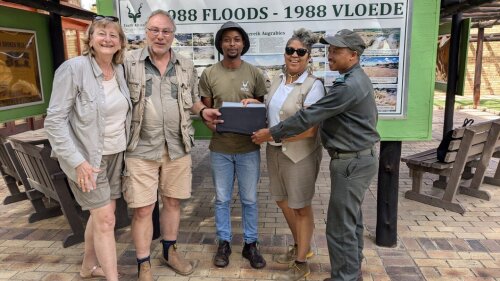 Übergabe der Messeinrichtung an den Augrabies Falls National Park. V. l.: Christiane Schmullius u. Jussi Baade (Uni Jena), Siboniso Thela, Angela Isaks u. Benjamin Jaar (SANParks)